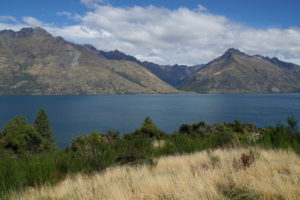 Umringt von zackigen Bergkämmen