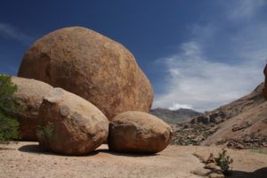 Gigantische Granitkugeln im Erongo